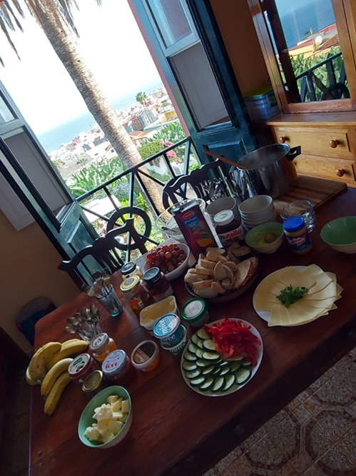 Tisch mit Frühstück in einem Zimmer in Teneriffa